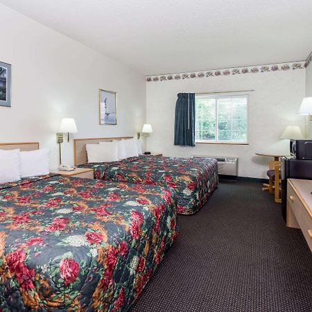 Super 8 By Wyndham Eagle River Exterior photo