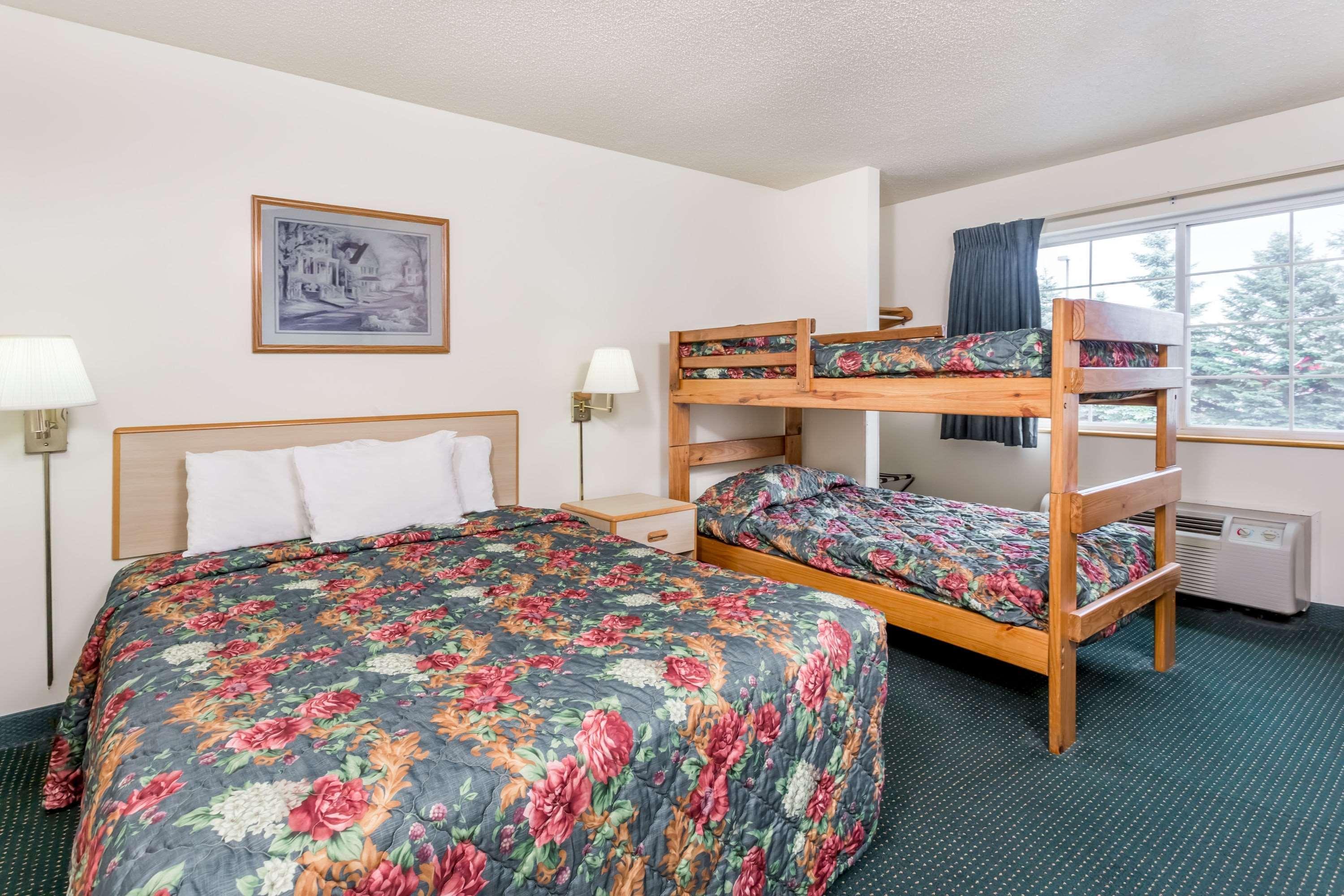 Super 8 By Wyndham Eagle River Exterior photo