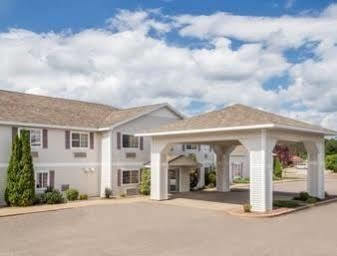 Super 8 By Wyndham Eagle River Exterior photo